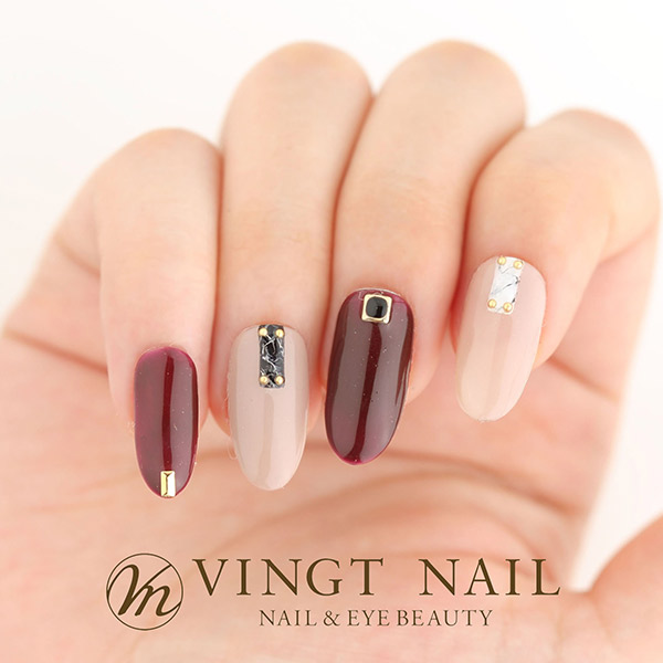 ベリーボルドー×グレージュの上品ツヤネイル。